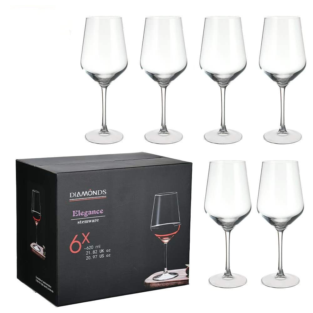 Taças de vinho branco com haste
