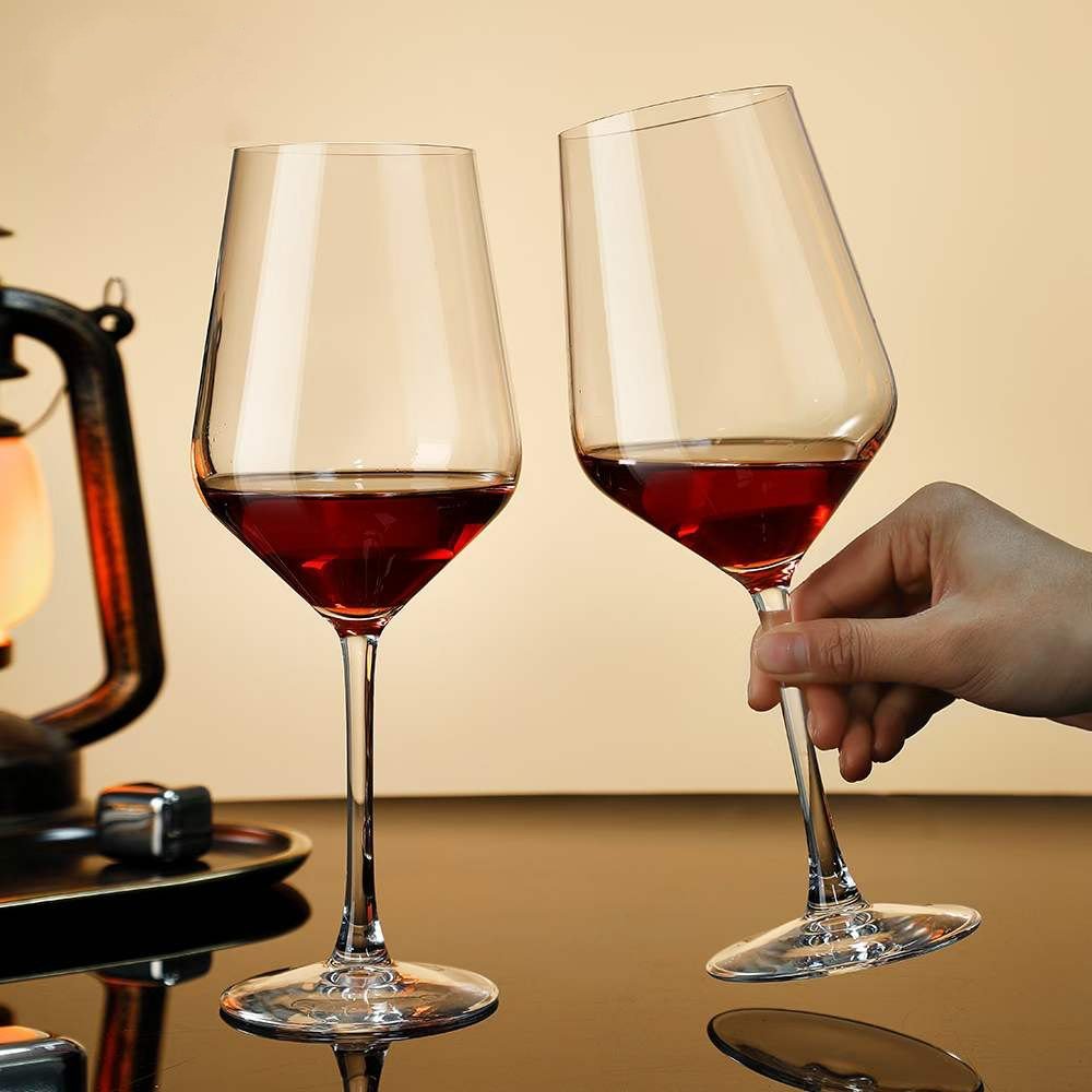 Taças de vinho branco com haste