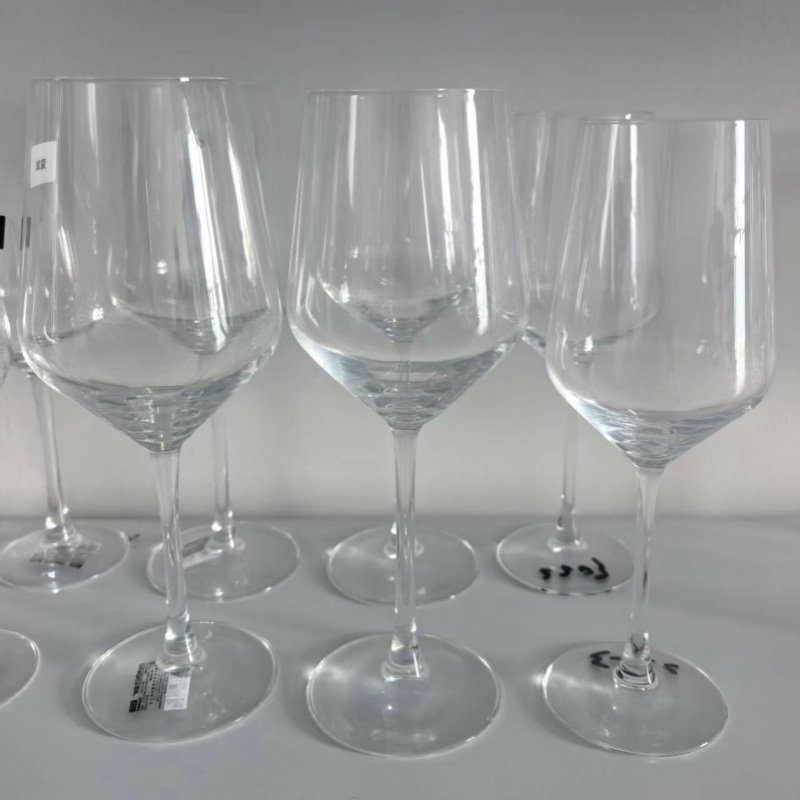 Taças de vinho branco com haste