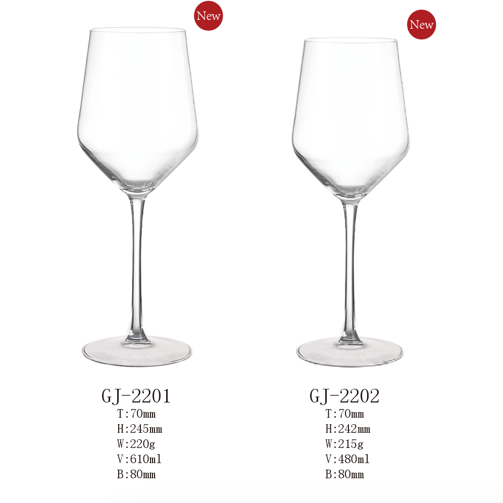 Taças de vinho branco com haste