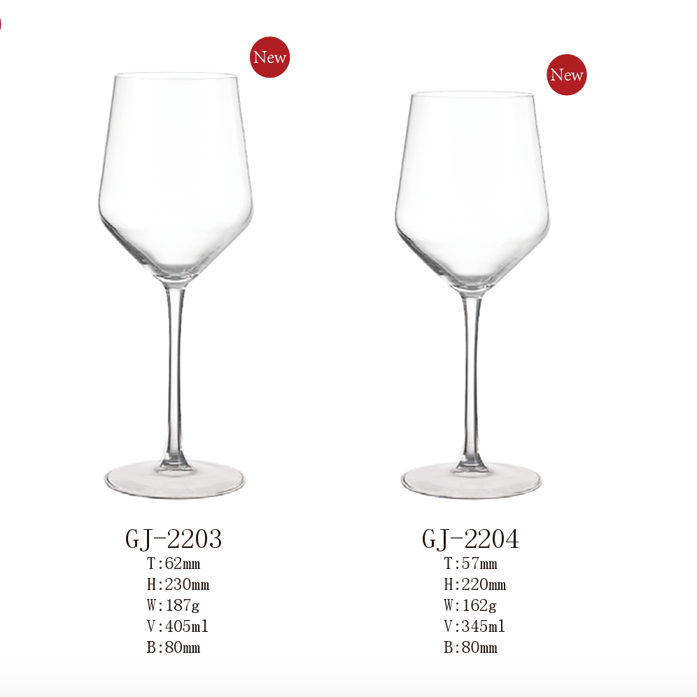 Taças de vinho branco com haste